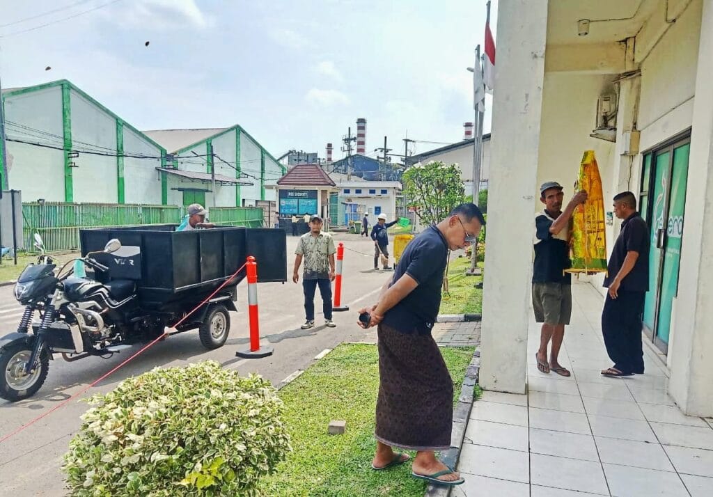 Nilai Sarat Gratifikasi Polusi Bau, Kepala Desa Gembongan Kembalikan 15 Parsel dari PT. Enero, Dorong Pemkab dan DPRD Kabupaten Mojokerto Bertindak 2 Nilai Sarat Gratifikasi Polusi Bau, Kepala Desa Gembongan Kembalikan 15 Parsel dari PT. Enero, Dorong Pemkab dan DPRD Kabupaten Mojokerto Bertindak