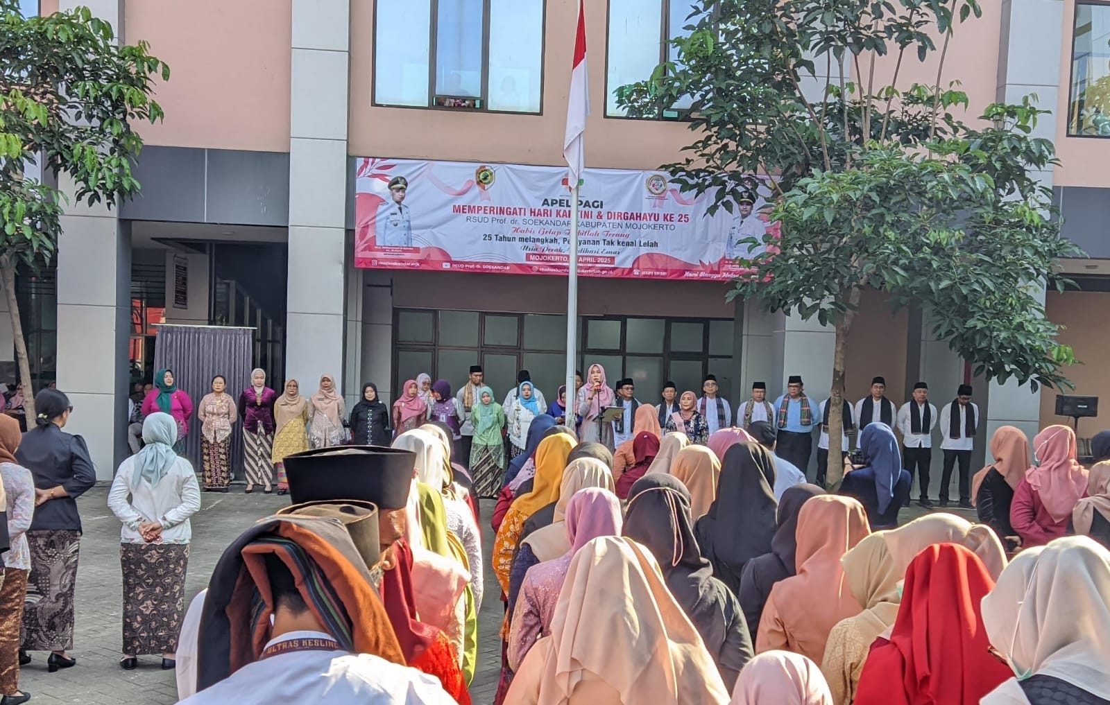 Peringati Hari Kartini dan HUT ke 25 RSUD Prof. dr. Soekandar Mojokerto, Komitmen Pelayanan Usia Perak Dedikasi Emas