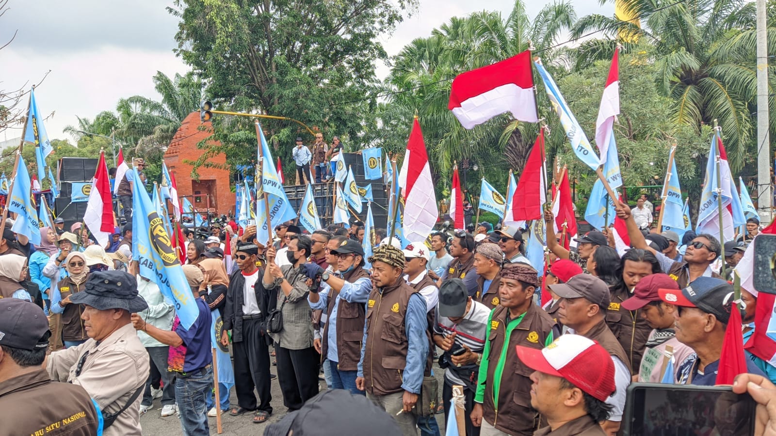 Aksi Damai Dukung RUU TNI di Mojokerto Terus Bergulir, Prabu Satu Nasional Suarakan Aspirasi di Depan Makorem 082/CPYJ 1 Aksi Damai Dukung RUU TNI di Mojokerto Terus Bergulir, Prabu Satu Nasional Suarakan Aspirasi di Depan Makorem 082/CPYJ