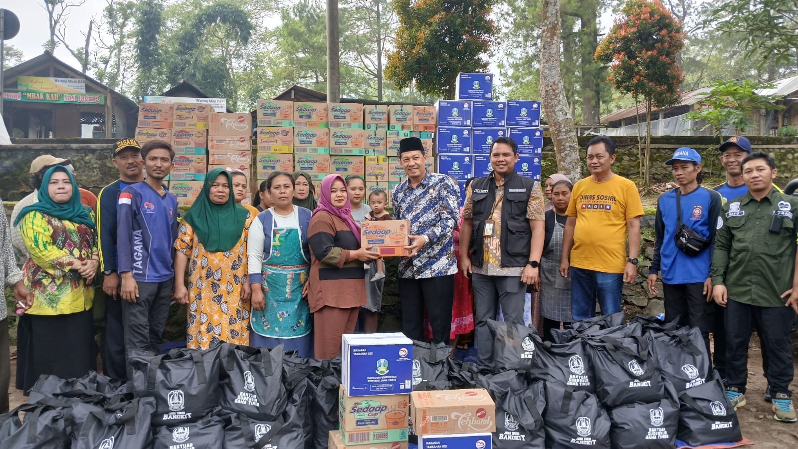 Warga Terdampak Penutupan Jalur Pacet-Cangar Terima Bansos Anggota DPRD Provinsi Jatim, Suwandy: Stimulus Pemulihan Ekonomi Pasca Longsor 1 Warga Terdampak Penutupan Jalur Pacet-Cangar Terima Bansos Anggota DPRD Provinsi Jatim, Suwandy: Stimulus Pemulihan Ekonomi Pasca Longsor