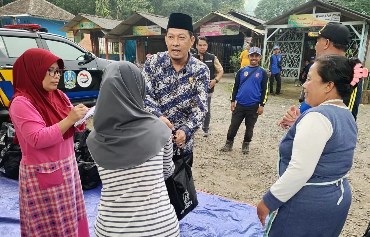 Warga Terdampak Penutupan Jalur Pacet-Cangar Terima Bansos Anggota DPRD Provinsi Jatim, Suwandy: Stimulus Pemulihan Ekonomi Pasca Longsor