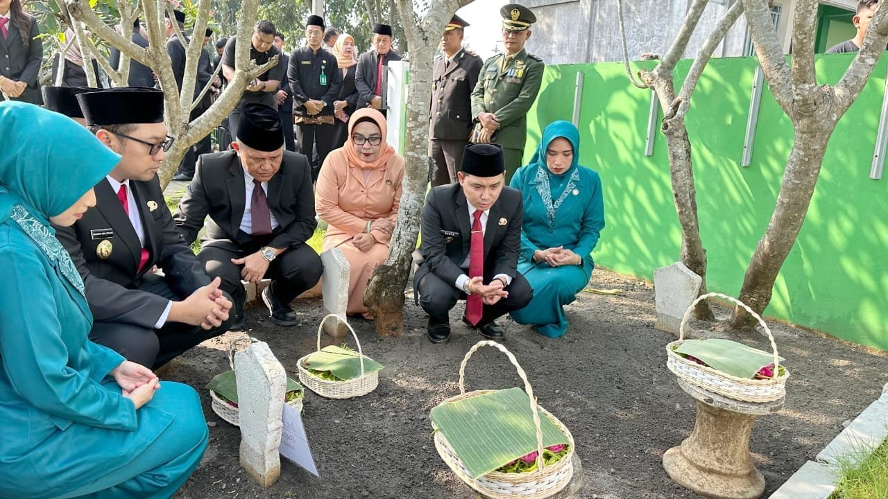 Peringatan Hari Jadi ke-732, Gus Bupati Mojokerto Pimpin Ziarah ke Makam Bupati Terdahulu, Wujud Penghormatan dan Refleksi Kepemimpinan