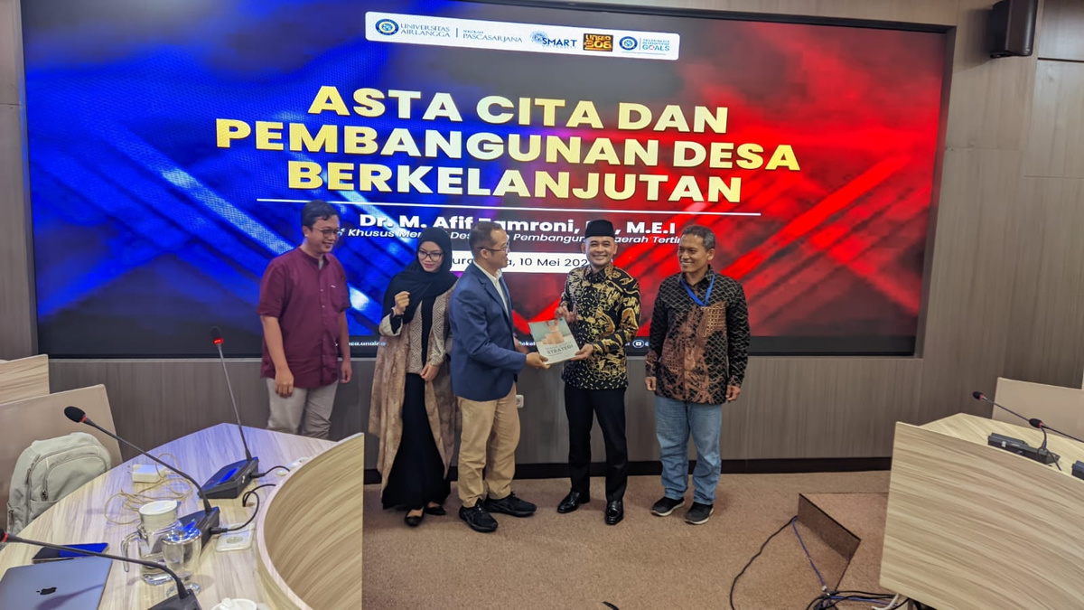 Penyerahan Cinderamata Kuliah Umum Pascasarjana Unair kepada Dr. H. M. Afif Zamroni, Lc., M.E.I, Staf Khusus Menteri DesaPDT dari Prof. Badri Munir Sukoco, SE., MBA., Ph.D, Direktur Sekolah Pascasarjana Unair, Sabtu, (10/5).