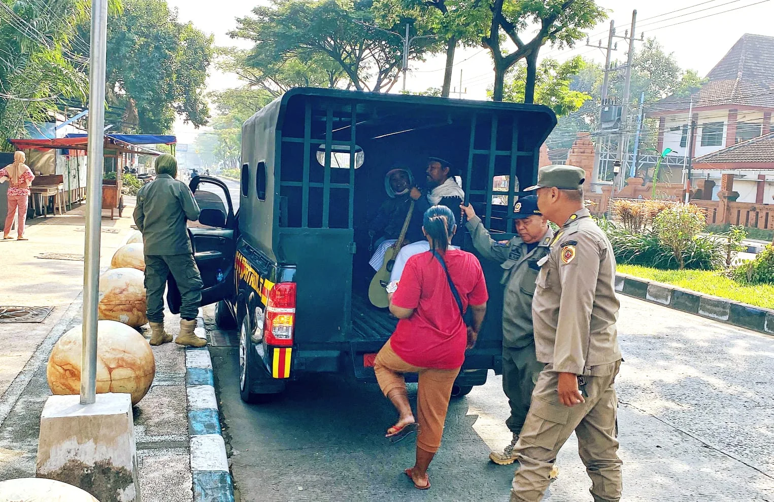 Satpol PP Mojokerto Sapu Bersih PMKS di Simpang Empat RA Basoeni, Tertibkan Pengamen, Pengemis, dan Pengelap Kaca