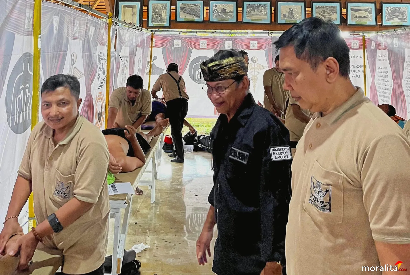 Ratusan Warga Terapi Kesehatan Gratis di Pendopo Trowulan Mojokerto, Kerja Bareng HMN Dengan Yayasan Lotus Prime