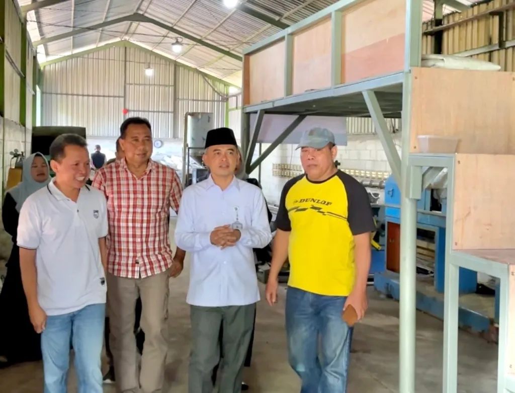 BUMDes Kabatren Sejahtera Desa Kemantren Mojokerto Tembus 6 Besar Jatim, Stafsus Kemendes Apresiasi Inovasi Sandal Daur Ulang Sampah