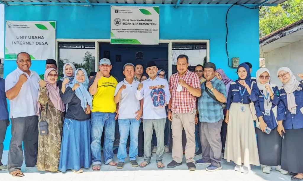 BUMDes Kabatren Sejahtera Desa Kemantren Mojokerto Tembus 6 Besar Jatim, Stafsus Kemendes Apresiasi Inovasi Sandal Daur Ulang Sampah