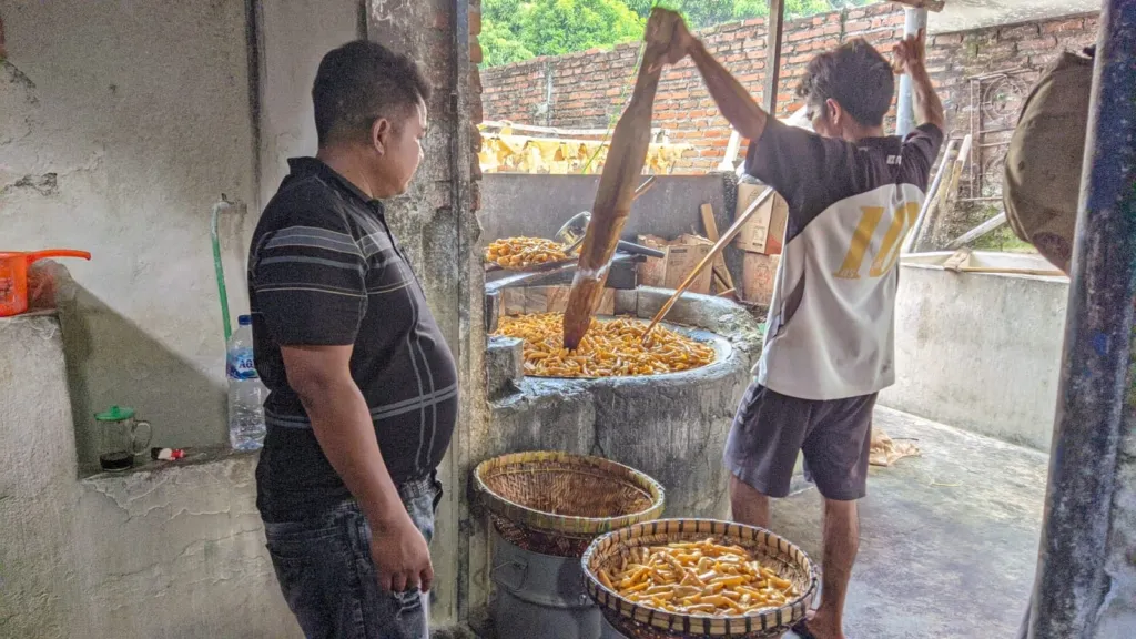 UMKM Kerupuk Rambak Asal Bangsal Mojokerto Tembus Pasar Oleh-Oleh Surabaya-Madura Berkat Pembiayaan KUR dan Bazar BRI 2 UMKM Kerupuk Rambak Asal Bangsal Mojokerto Tembus Pasar Oleh-Oleh Surabaya-Madura Berkat Pembiayaan KUR dan Bazar BRI
