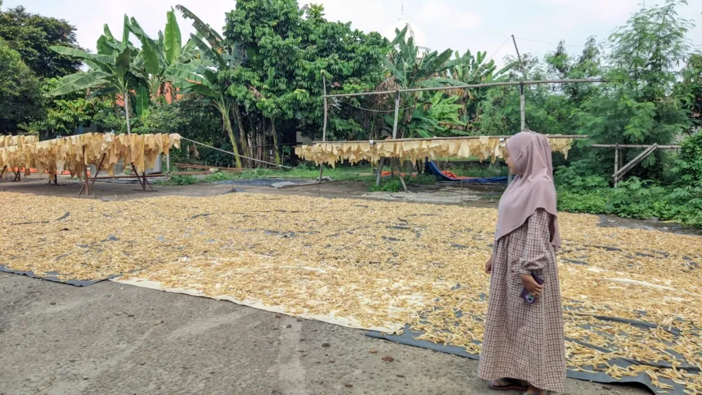 UMKM Kerupuk Rambak Asal Bangsal Mojokerto Tembus Pasar Oleh-Oleh Surabaya-Madura Berkat Pembiayaan KUR dan Bazar BRI 3 UMKM Kerupuk Rambak Asal Bangsal Mojokerto Tembus Pasar Oleh-Oleh Surabaya-Madura Berkat Pembiayaan KUR dan Bazar BRI