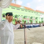 Upacara Kemerderkaan Kyai Asep Wejang Santri Amanatul Ummah: Siap Jadi Ulama? Presiden? Jenderal? Konglomerat? yang Ya Lal Wathan