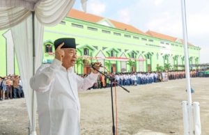 Upacara Kemerderkaan Kyai Asep Wejang Santri Amanatul Ummah: Siap Jadi Ulama? Presiden? Jenderal? Konglomerat? yang Ya Lal Wathan