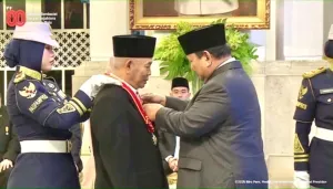 Prof. Dr. KH. Asep Saifuddin Chalim, MA saat menerima penghargaan anugerah tanda kehormatan Bintang Mahaputera Nararya dari Presiden RI, Prabowo Subianto. (Dok. Sekretariat Presiden)