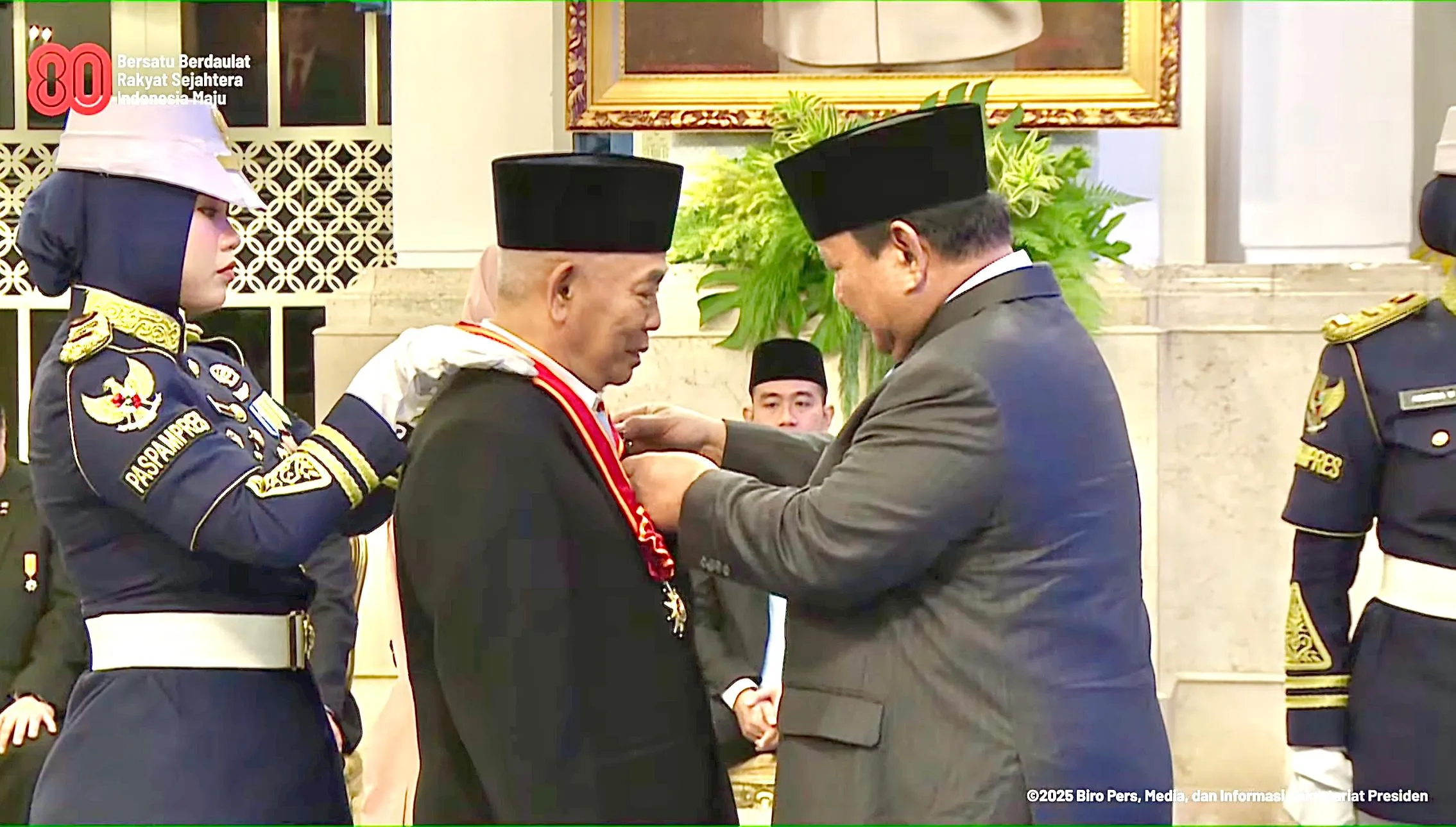 Prof. Dr. KH. Asep Saifuddin Chalim, MA saat menerima penghargaan anugerah tanda kehormatan Bintang Mahaputera Nararya dari Presiden RI, Prabowo Subianto. (Dok. Sekretariat Presiden)