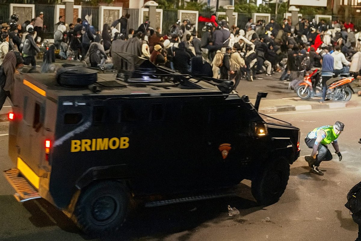 Kejadian Kendaraan Taktis Brimob akan melindas Ojol yang sebabkan nyawa melayang.