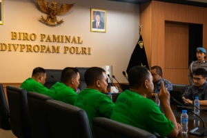 Brimob Ngaku Nggak Lihat Ojol yang Ketabrak Rantis: Kacanya Gelap, Jalannya Penuh Asap, Massanya Segambreng 2 Brimob Ngaku Nggak Lihat Ojol yang Ketabrak Rantis: Kacanya Gelap, Jalannya Penuh Asap, Massanya Segambreng
