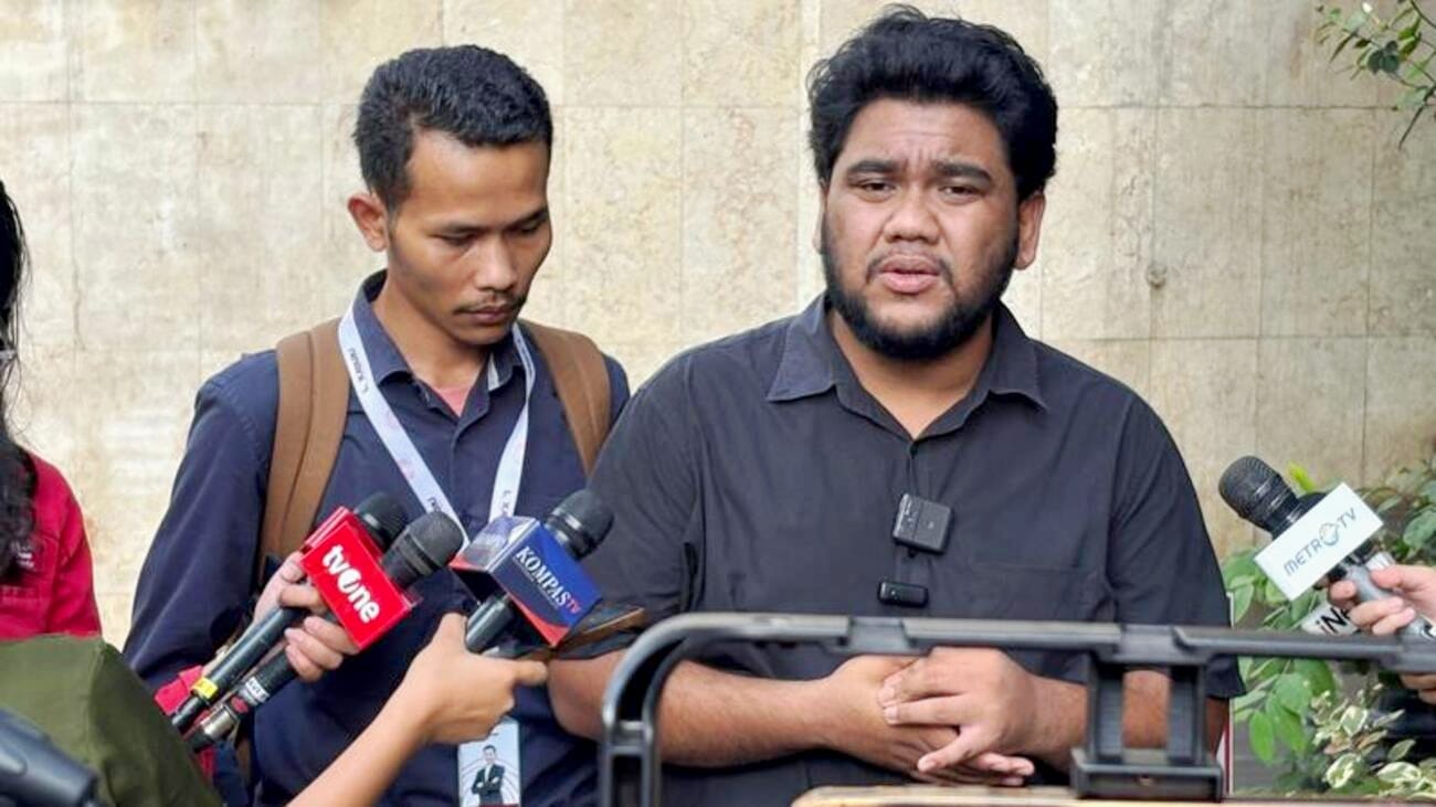 Perwakilan Tim Advokasi Lokataru Foundation Fian Alaydrus saat menjawab pers di Polda Metro Jaya, Selasa (2/9).