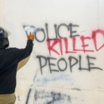Vandalisme Police Killed People di Pasuruan sedang di hapus Satpol PP.