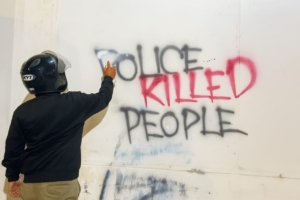 Polisi vs Tembok: Coretan 'Police Killed People' Nongol di Pasuruan, Satpol PP Langsung Jadi Tukang Cat Dadakan 1 Vandalisme Police Killed People di Pasuruan sedang di hapus Satpol PP.