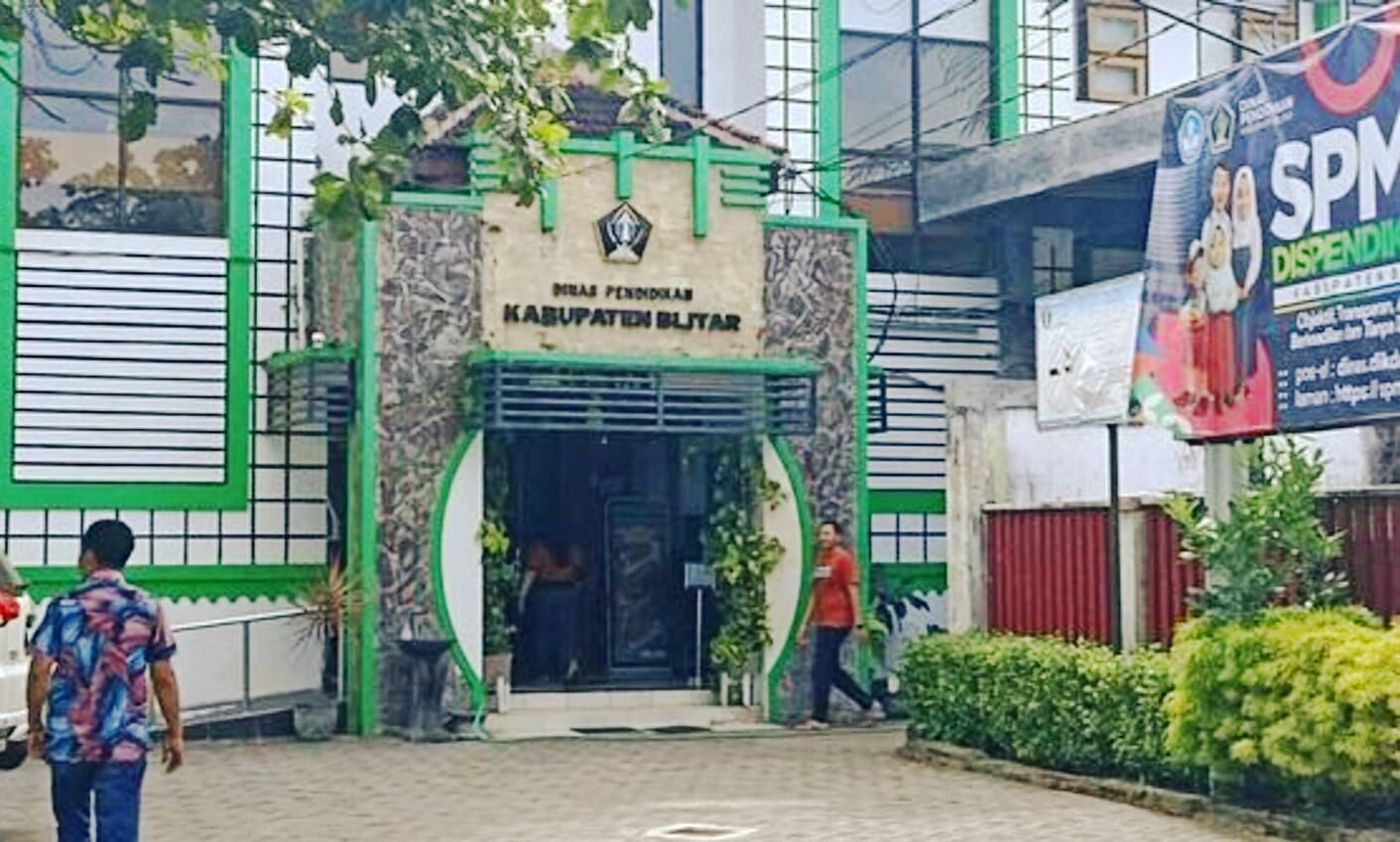 Dinas Pendidikan Blitar Bantah Isu Dana BOS Dipakai Beli Buku Ilegal, Kabid SD: Lihat Dulu Kapan Belanjanya 1 Dinas Pendidikan Blitar Bantah Isu Dana BOS Dipakai Beli Buku Ilegal, Kabid SD: Lihat Dulu Kapan Belanjanya