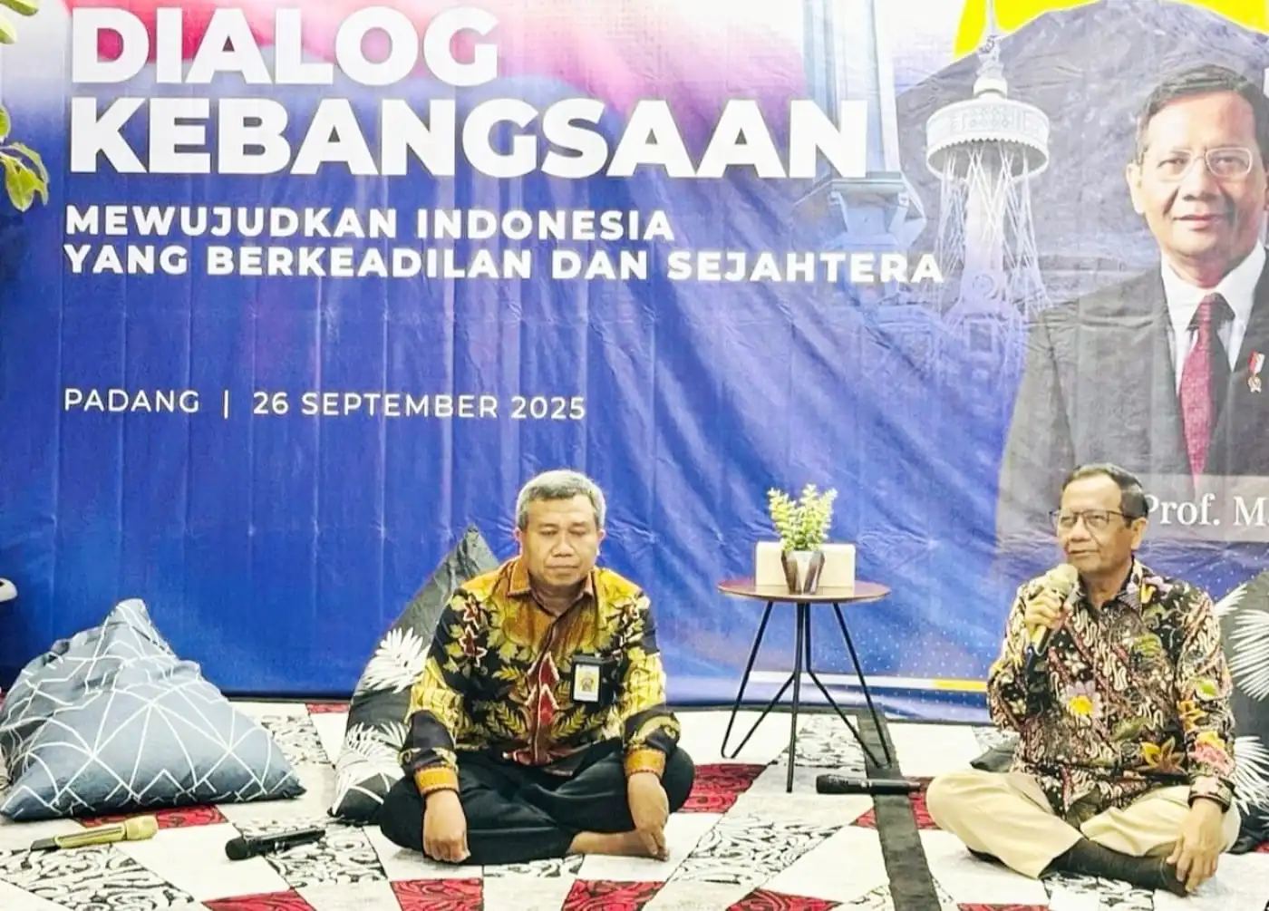 Mahfud Md Sentil Reformasi Polri, Mindset Kulturnya Harus Dibenahi 1 Mahfud MD saat diskusi dialog kebangsaan di Universitas Andalas Padang - Sumbar, Jumat (26/9).