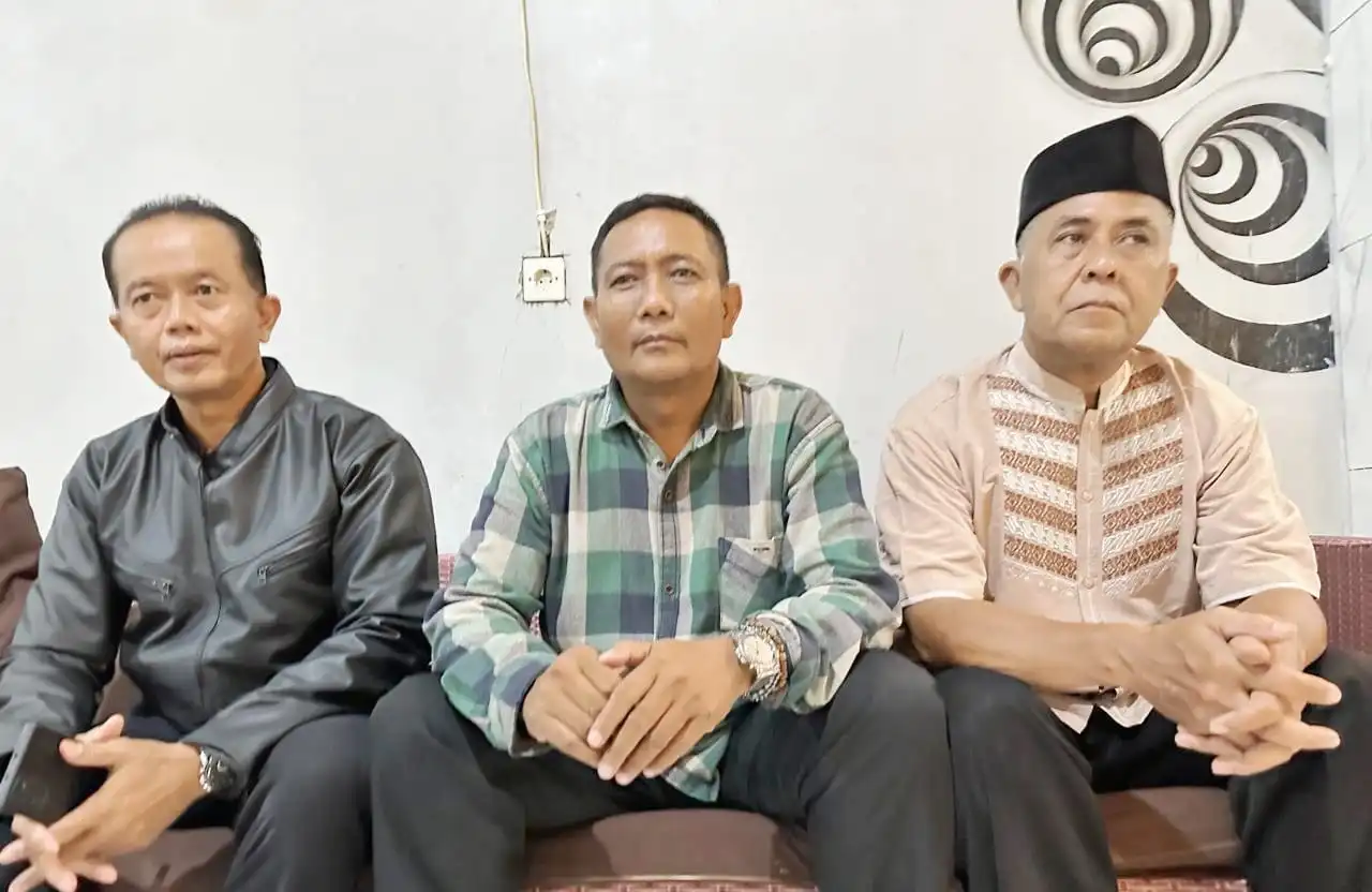 Klarifikasi Kepala Desa Tempuran, Slamet didampingi Ketua PKD Kec. Sooko dan Staf Kecamatan, Jumat (26/9). Usai viral video joget bersama biduan.