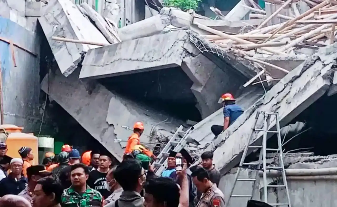 Masjid Pesantren Al Khoziny Sidoarjo Ambruk Saat Salat Ashar, Dugaan Konstruksi Bermasalah, Ratusan Santri Jadi Korban
