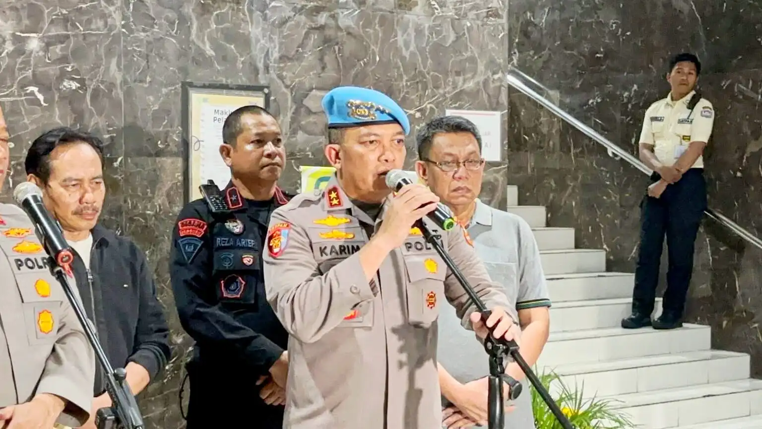Temukan Polisi Nakal Kini Masyarakat Bisa Langsung Lapor Propam Lewat HP, Begini Caranya! 1 Temukan Polisi Nakal Kini Masyarakat Bisa Langsung Lapor Propam Lewat HP, Begini Caranya!