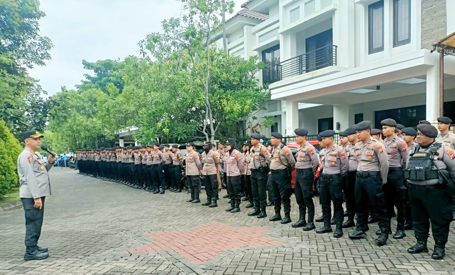 PN Surabaya Eksekusi Rumah Mewah Milik Pejabat Polda Jatim: Konflik Lelang, Mediasi Gagal, Sengketa Mengemuka