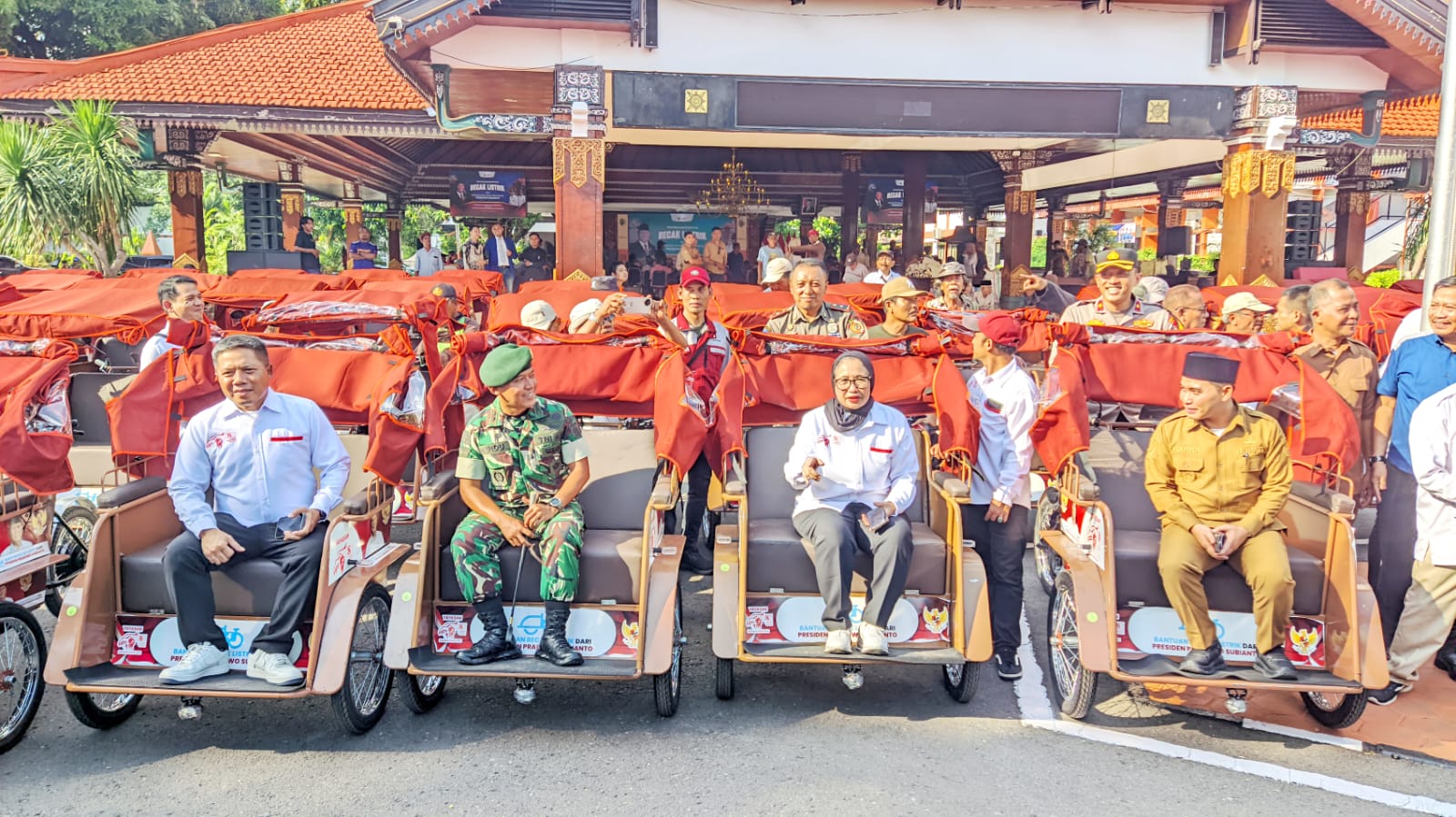 Prabowo Bagikan 100 Becak Listrik di Kabupaten Mojokerto, YGSN: Uang Pribadi Pak Presiden 1 Prabowo Bagikan 100 Becak Listrik di Kabupaten Mojokerto, YGSN: Uang Pribadi Pak Presiden
