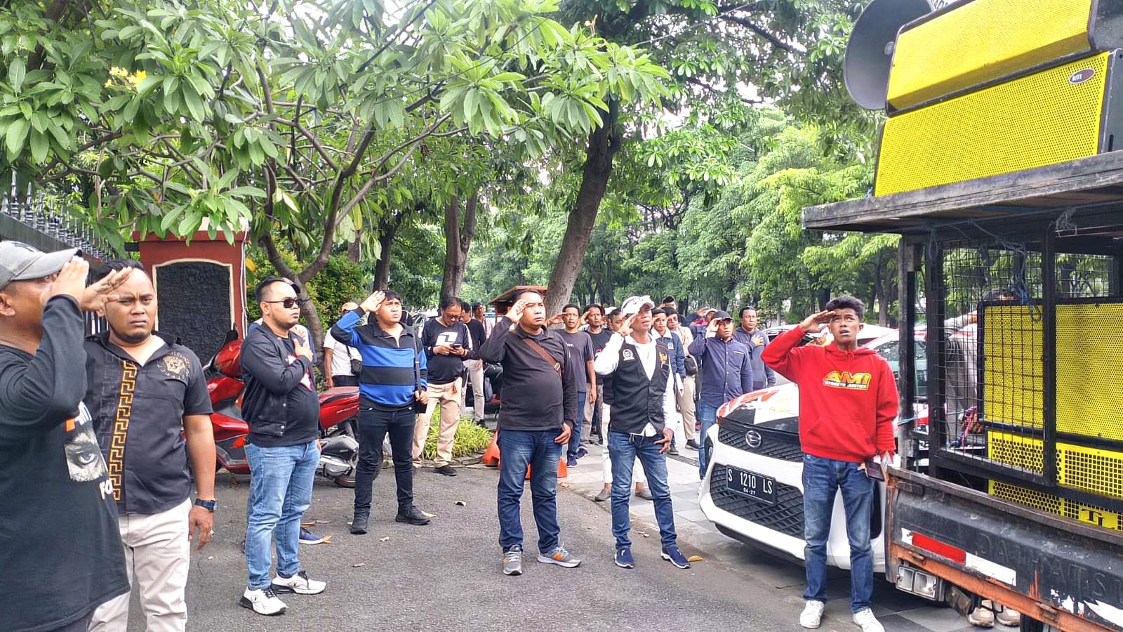 AMI Demo Polda Jatim dan DPD PDIP, Desak Penyelidikan Kasus Ijazah Palsu Anggota Dewan Kediri Segera Naik Tersangka