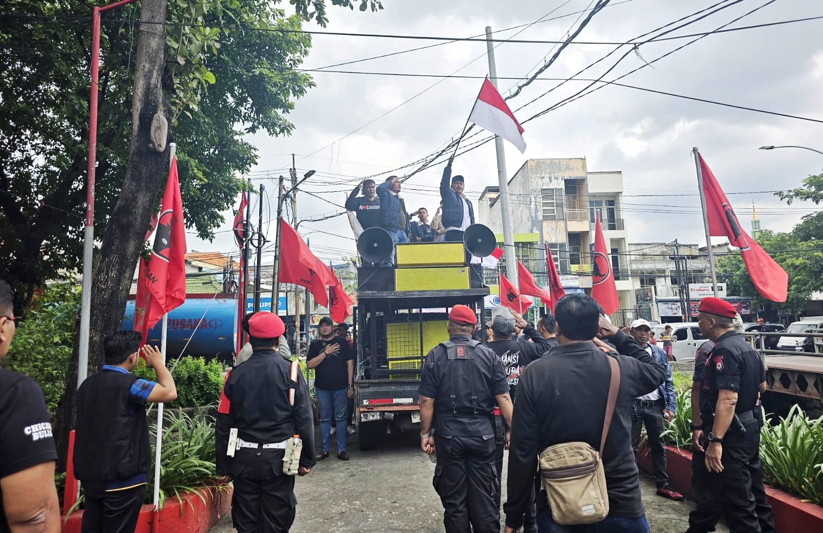AMI Demo Polda Jatim dan DPD PDIP, Desak Penyelidikan Kasus Ijazah Palsu Anggota Dewan Kediri Segera Naik Tersangka
