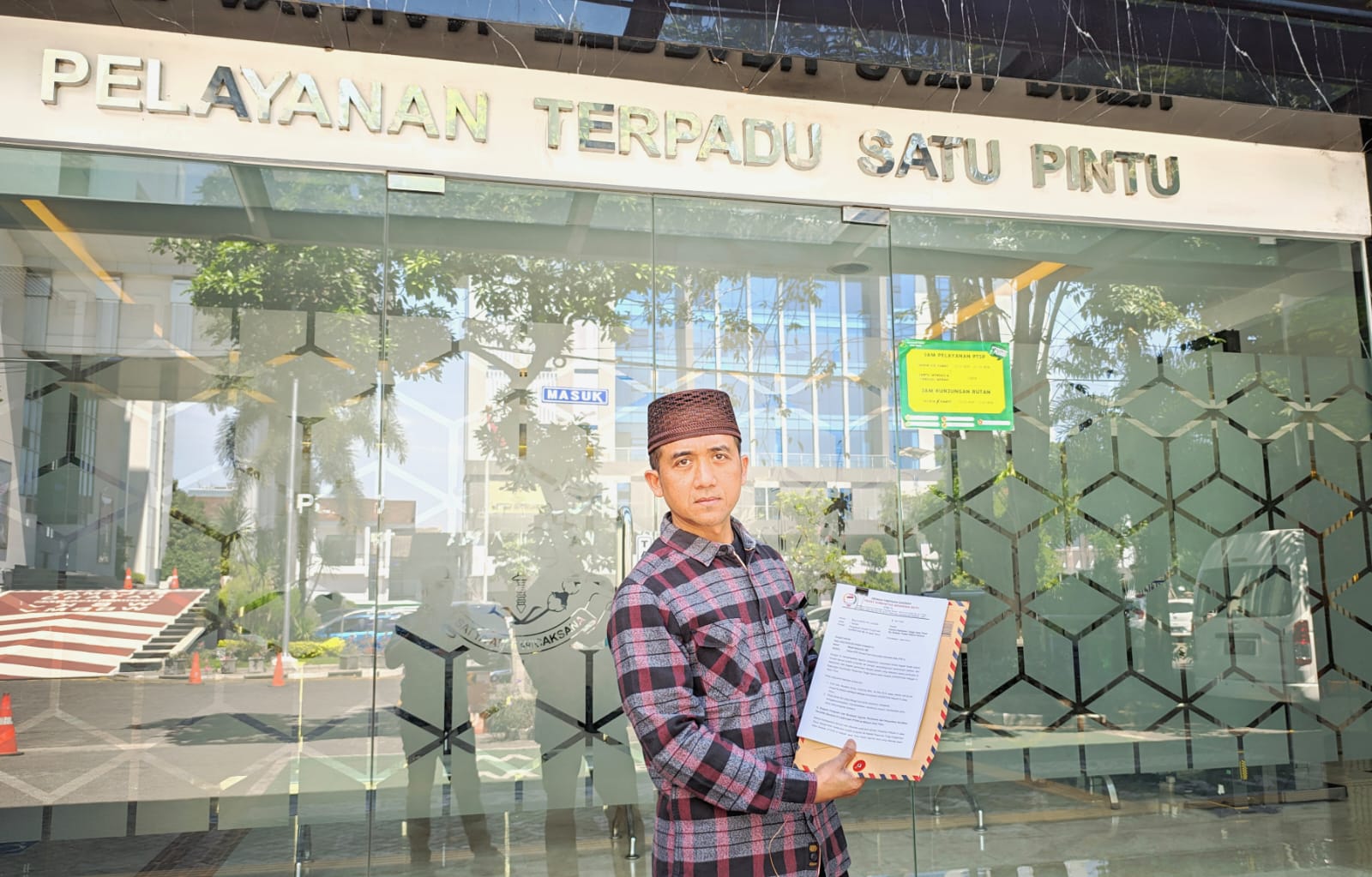 Ketua DPD FKI-1, Wiwit Haryono saat melaporkan dugaan kasus Pungli yang dilakukan oleh Koordinator Kopertais Wilayah IV dan juga Rektor UINSA aktif, Prof. Akh. Muzakki ke Kejaksaan Tinggi Jawa Timur, Jumat (8/5/2026).