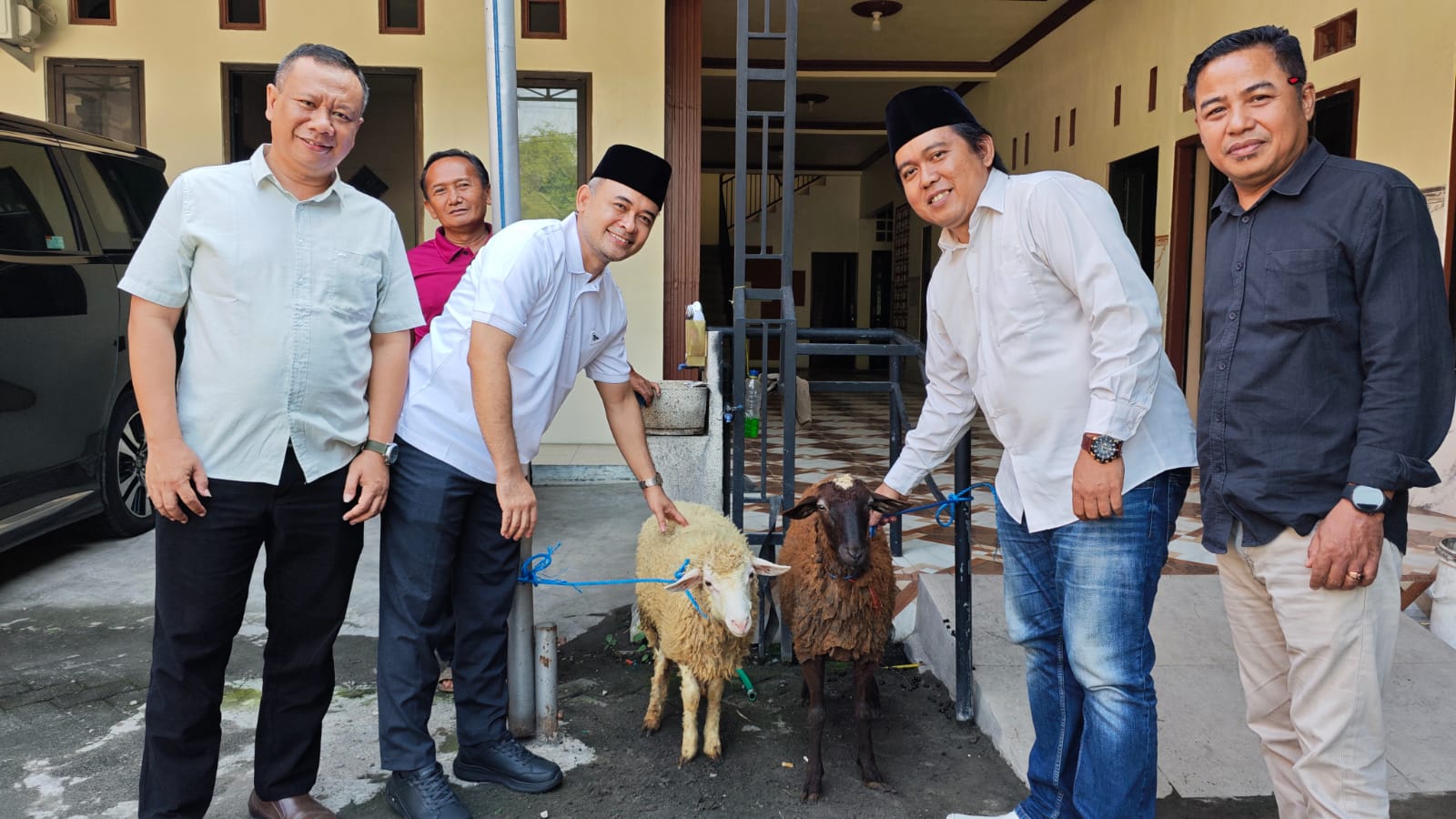 Tebar Kepedulian Iduladha, Gus Afif Zamroni Distribusikan 50 Kambing Merino untuk Desa, Masjid, dan Musholla di Mojokerto Raya 1 Tebar Kepedulian Iduladha, Gus Afif Zamroni Distribusikan 50 Kambing Merino untuk Desa, Masjid, dan Musholla di Mojokerto Raya