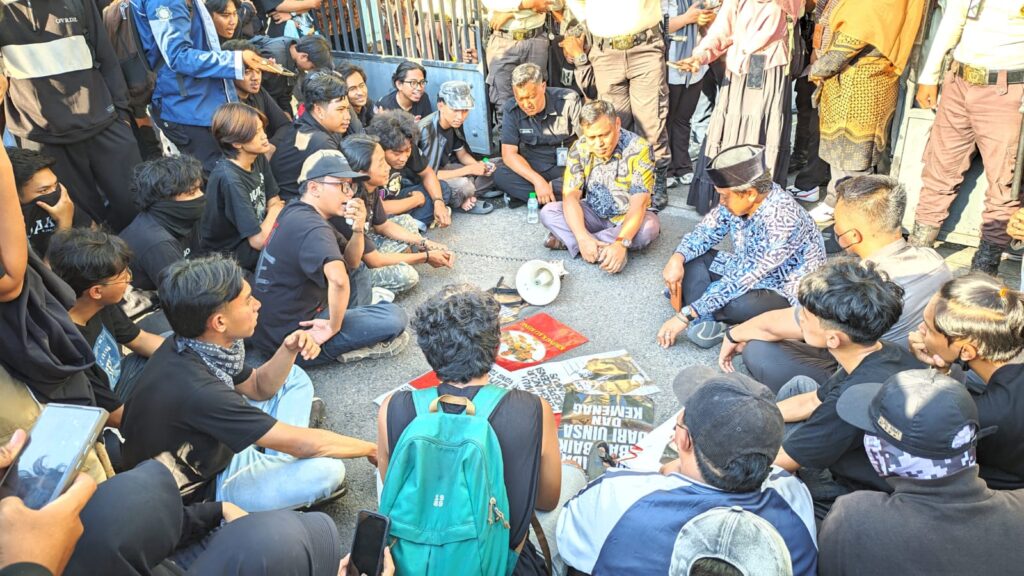 Mahasiswa Demo Kampus UINSA, Mosi Tidak Percaya dan Desak Menteri Agama Copot Plt Rektor Karena Cacat Hukum 3 Mahasiswa Demo Kampus UINSA, Mosi Tidak Percaya dan Desak Menteri Agama Copot Plt Rektor Karena Cacat Hukum