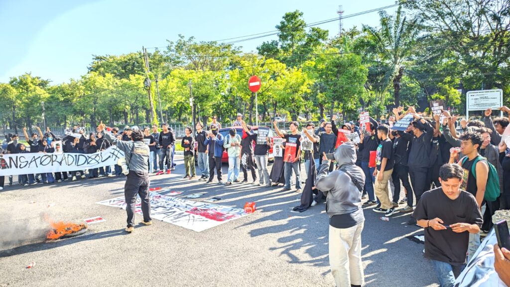 Mahasiswa Demo Kampus UINSA, Mosi Tidak Percaya dan Desak Menteri Agama Copot Plt Rektor Karena Cacat Hukum 1 Mahasiswa Demo Kampus UINSA, Mosi Tidak Percaya dan Desak Menteri Agama Copot Plt Rektor Karena Cacat Hukum