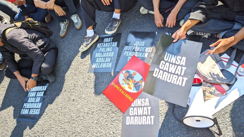 Mahasiswa Demo Kampus UINSA, Mosi Tidak Percaya dan Desak Menteri Agama Copot Plt Rektor Karena Cacat Hukum 2 Mahasiswa Demo Kampus UINSA, Mosi Tidak Percaya dan Desak Menteri Agama Copot Plt Rektor Karena Cacat Hukum