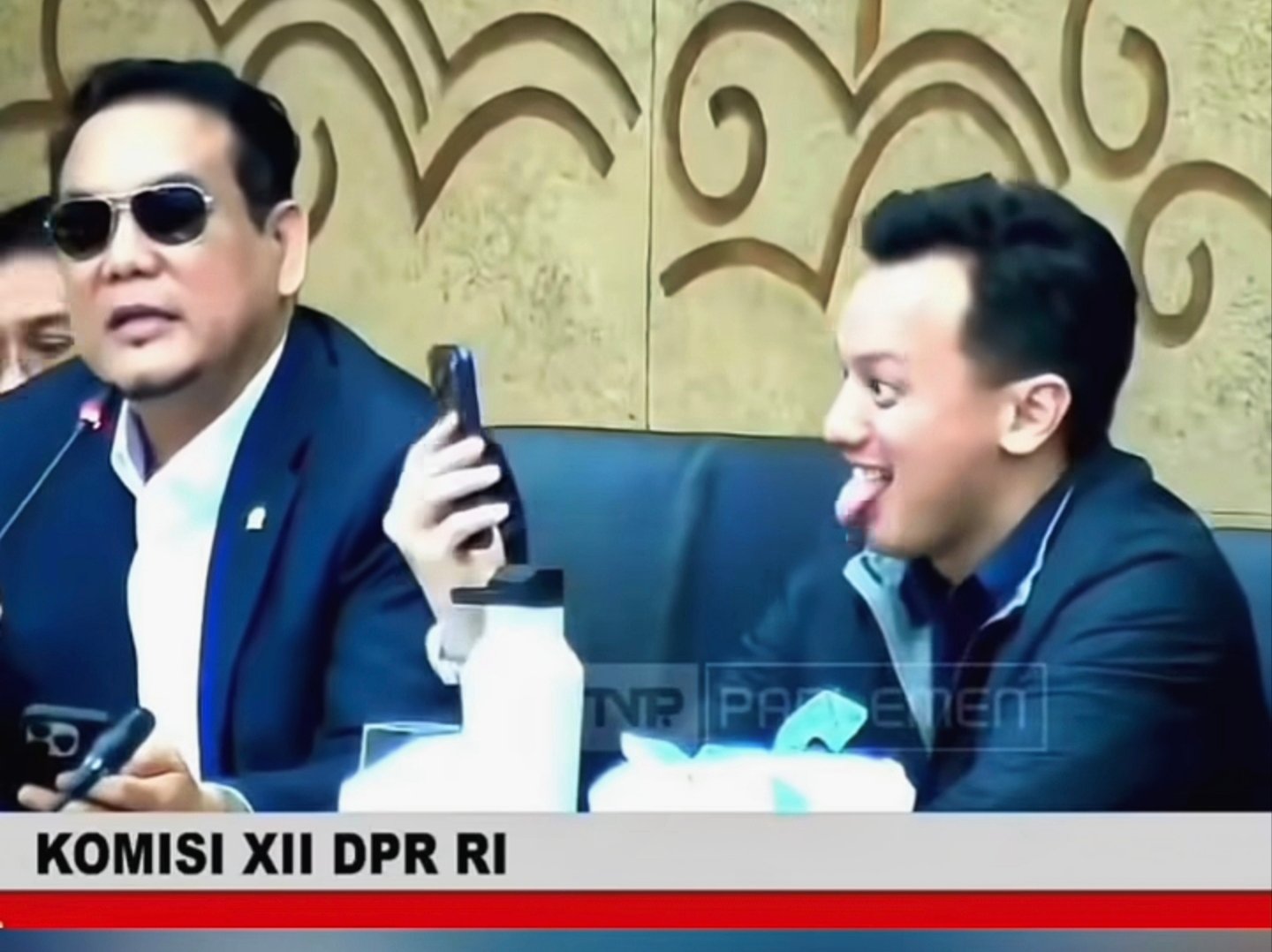 Pose Moreno sedang Video Call sambil julurkan lidah saat rapat DPR.