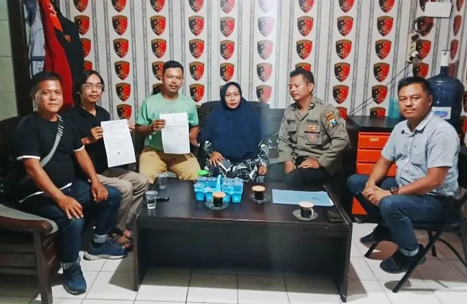 Proses mediasi antara keluarga balita dengan pengelola perumahan patra raya di Polsek Cerme, Gresik.