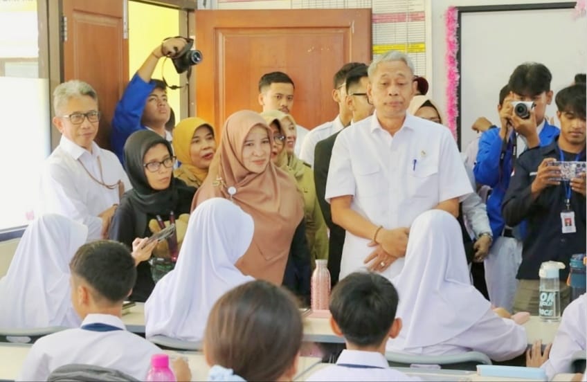 Wakil Menteri Sosial (Wamensos) RI, Agus Jabo Priyono memantau pendistribusian program Makan Bergizi Gratis (MBG) di dua sekolah wilayah Kecamatan Palmerah Jakarta Barat, Senin (6/1).