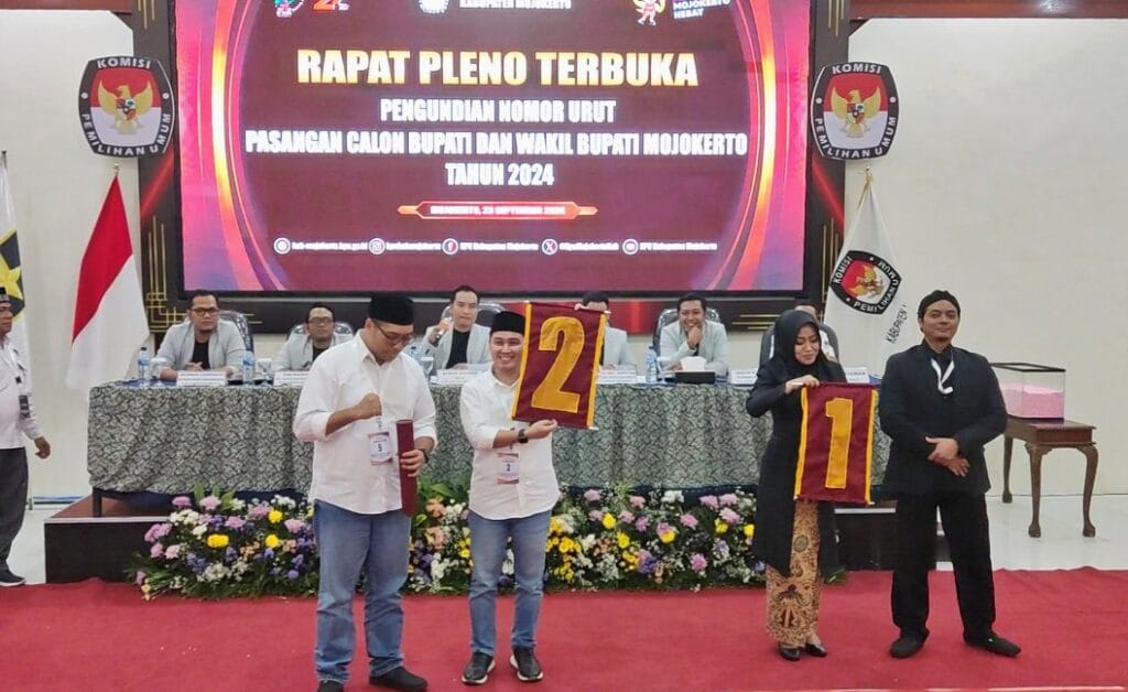 Kedua pasangan calon Bupati dan Wakil Bupati Mojokerto saat pemgambilan nomor urut