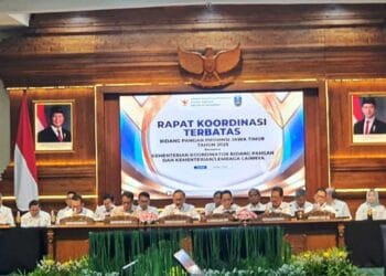 Menko Bidang Pangan Zulkifli Hasan pimpin rapat terbatas bersama Pj Gubernur Jatim Adhy Karyono di Gedung Negara Grahadi, Surabaya, Jawa Timur, Selasa (7/1)