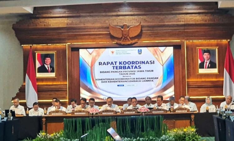 Menko Bidang Pangan Zulkifli Hasan pimpin rapat terbatas bersama Pj Gubernur Jatim Adhy Karyono di Gedung Negara Grahadi, Surabaya, Jawa Timur, Selasa (7/1)