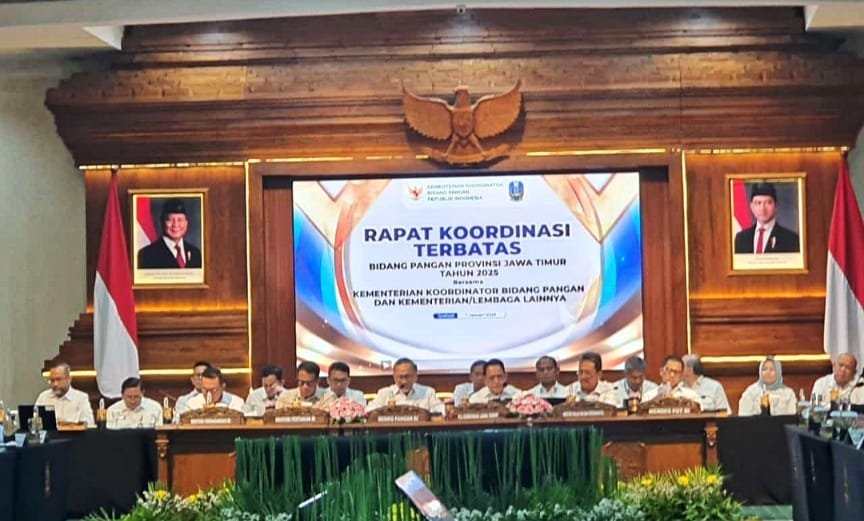 Menko Bidang Pangan Zulkifli Hasan pimpin rapat terbatas bersama Pj Gubernur Jatim Adhy Karyono di Gedung Negara Grahadi, Surabaya, Jawa Timur, Selasa (7/1)