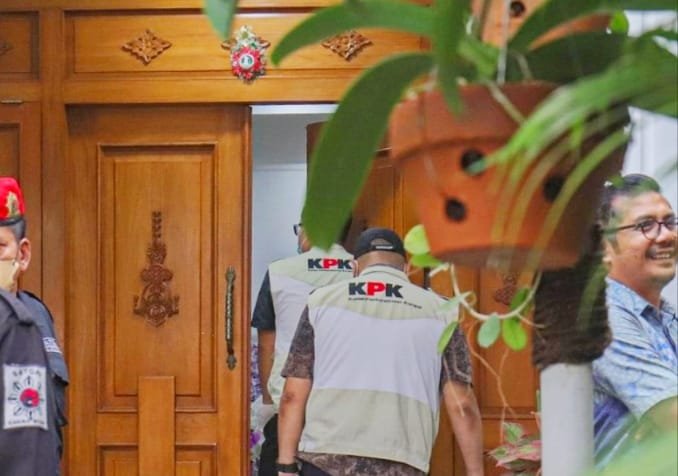 Tim penyidik KPK terlihat menggeledah rumah Sekjen PDI-P Hasto Kristiyanto, Selasa (7/1).