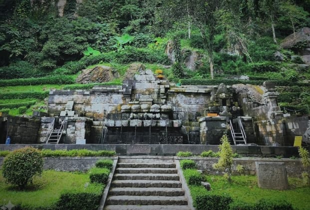 Tampak depan situs Petirtaan Jolotundo, Trawas, Mojokerto