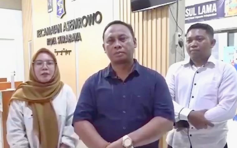 Camat Asemrowo dan Staf saat berikan klarifikasi kepada wartawan terkait viralnya video sembunyikan wanita di kolong meja