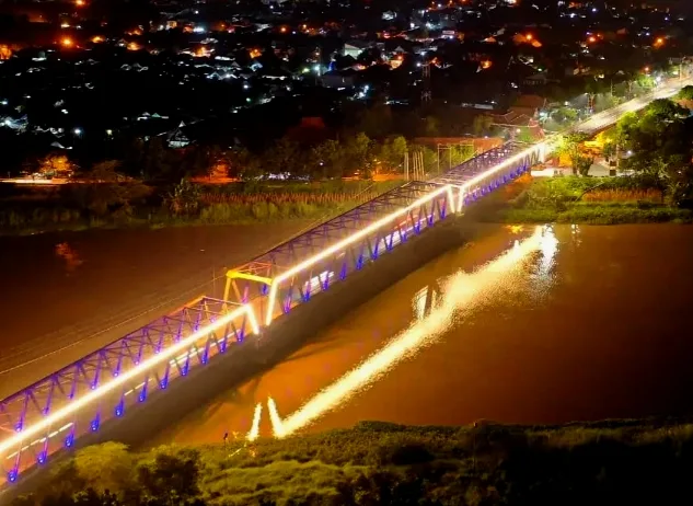 Indahnya Jembatan Gajah Mada dihiasi lampu saat malam hari