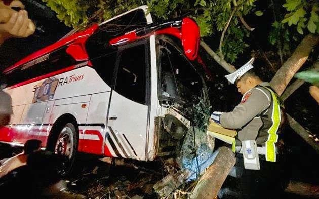 Kondisi bus pariwisata yang kecelakaan sedang ditangani petugas Satlantas Polres Batu