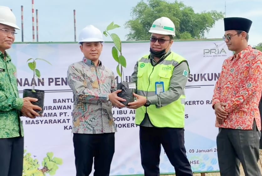 Wabup Mojokerto, Gus Barra saat prosesi penanaman bibit pohon