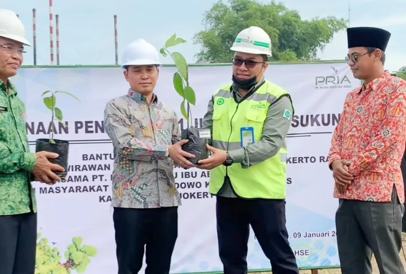 Wabup Mojokerto, Gus Barra saat prosesi penanaman bibit pohon